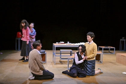 小泉今日子、小林聡美ら出演の『阿修羅のごとく』が開幕　木野花や出演者よりコメント＆舞台写真が到着