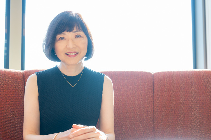 新井鷗子