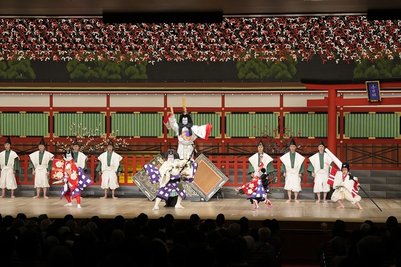昼の部『菅原伝授手習鑑 車引』（前左より）桜丸=上村吉太朗、松王丸=中村鷹之資、梅王丸=尾上菊之助、杉王丸=中村種太郎、（後）藤原時平=中村又五郎 ／(C)松竹