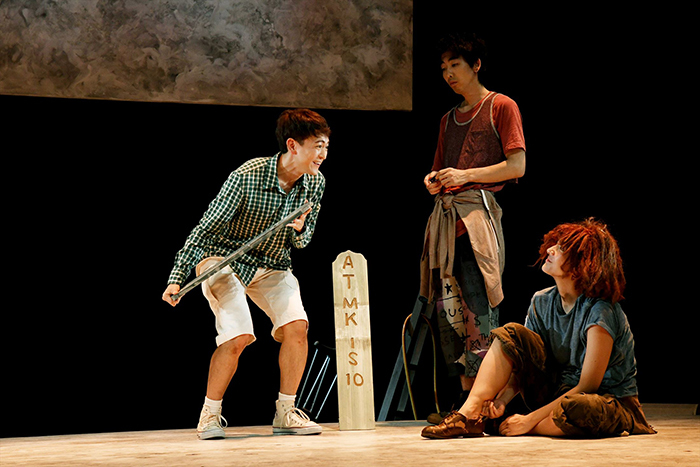 左から：篠山輝信  柄本時生  土井ケイト （世田谷パブリックシアター『チック』 撮影：細野 晋司）