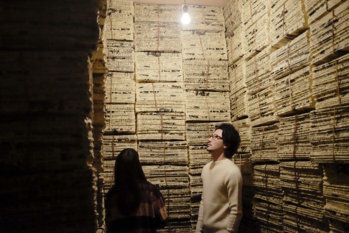 三島喜美代 『Newspaper08』 1997−2008