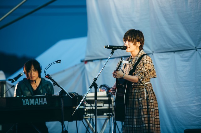 山本彩 with 小林武史 撮影＝後藤武浩