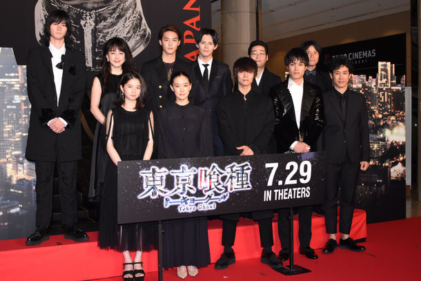 映画「東京喰種 トーキョーグール」ジャパンプレミアの登壇者。 (c)2017「東京喰種」製作委員会 (c)石田スイ／集英社