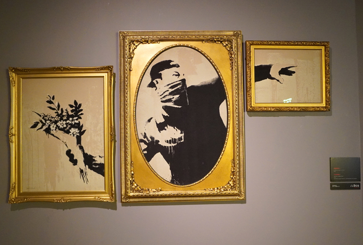 『バンクシー展　天才か反逆者か』展示風景。《スロウワー》三部作版。
