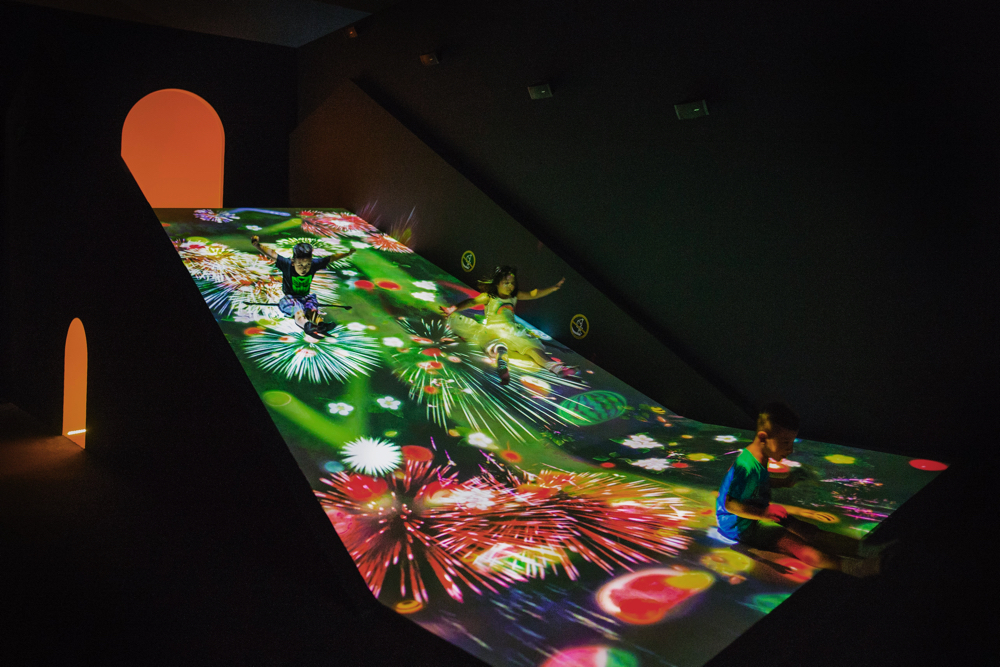 すべって育てる！ フルーツ畑 	 	Sliding through the Fruit Field teamLab, 2016-, Interactive Digital Installation, Sound:teamLab 