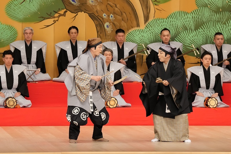 夜の部『連獅子』（左より）法華の僧蓮念=中村獅童、浄土の僧遍念=片岡愛之助
