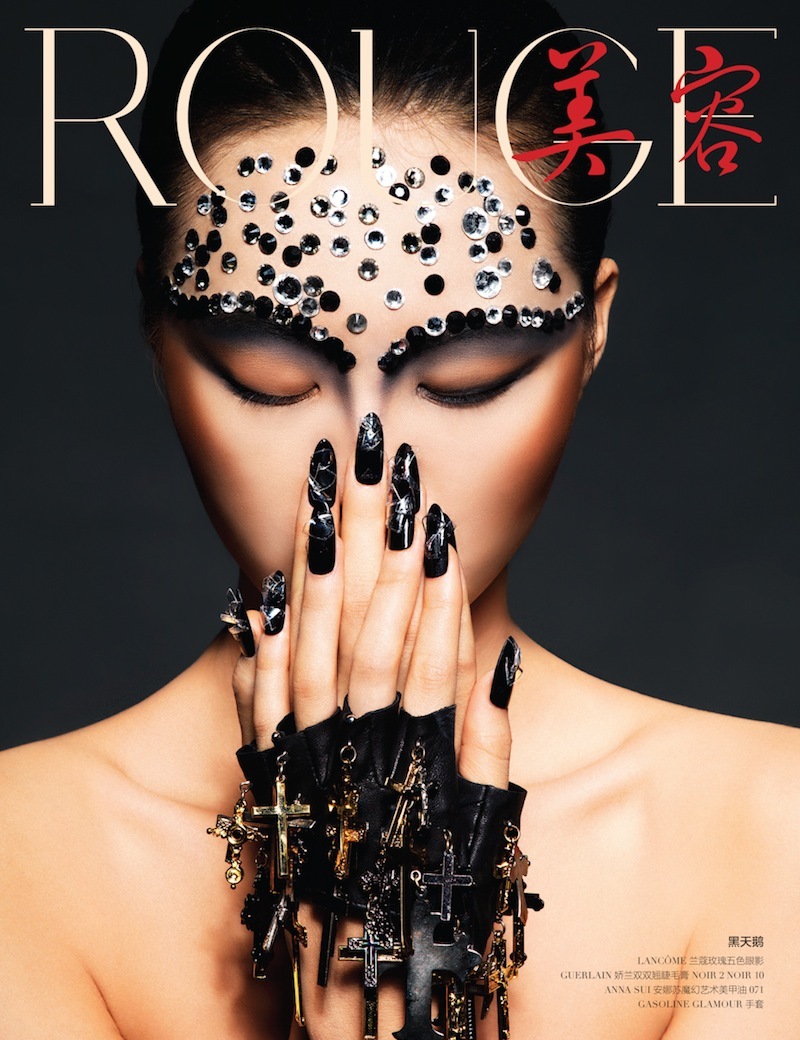 NARITAさんがネイルを施したファッション写真