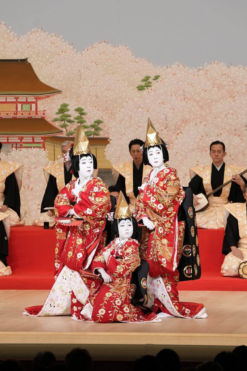 昼の部『京鹿子娘道成寺』 （左より）白拍子花子=八代目尾上菊五郎、白拍子花子=六代目尾上菊之助、白拍子花子=坂東玉三郎 ／(C)松竹