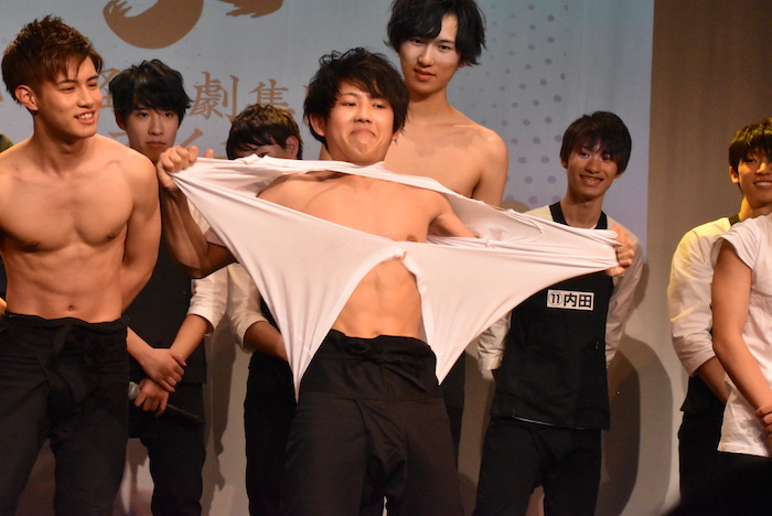 「Tシャツやぶり審査」の様子