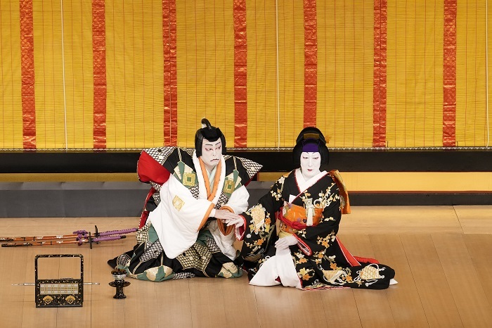 昼の部『毛抜』（左より）粂寺弾正=市川男女蔵、腰元巻絹=中村時蔵 ／(C)松竹