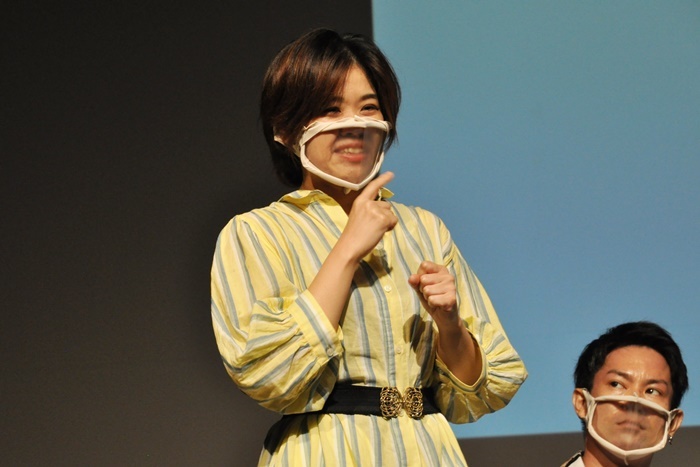 裁判長役の山口文子。