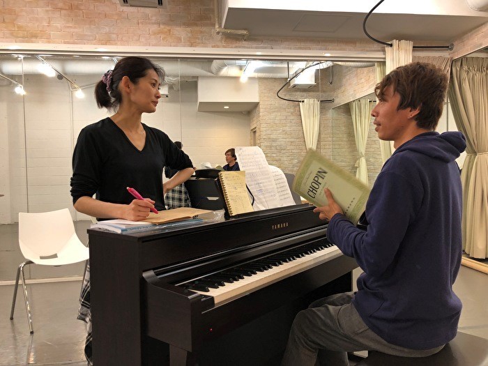 （左から）池上直子、イーガル （c)Hiroki Nakatani