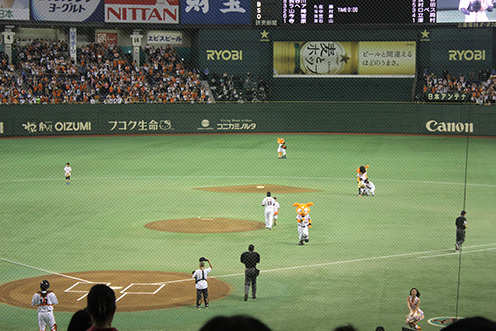 試合前の独特の緊張感の中、選手と一緒にポジションにつく