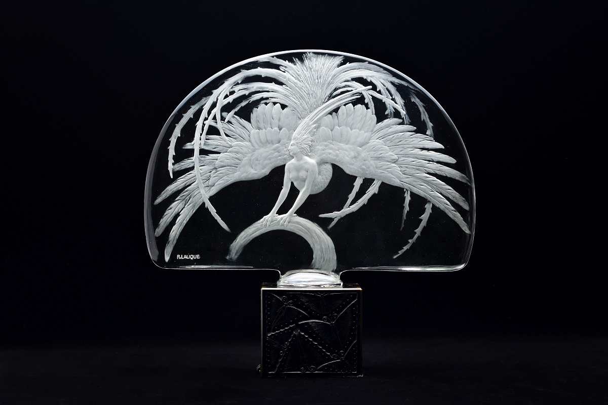 テーブル・センターピース《火の鳥》1922年　透明ガラス、プレス成形、サチネ／蝶の文様を施したブロンズ製照明台付