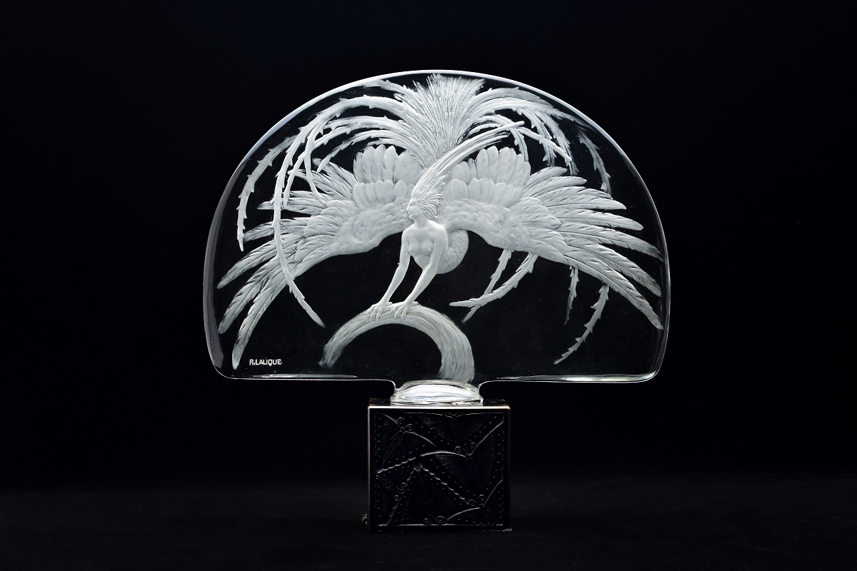 テーブル・センターピース《火の鳥》1922年 透明ガラス、プレス成形、サチネ／蝶の文様を施したブロンズ製照明台付