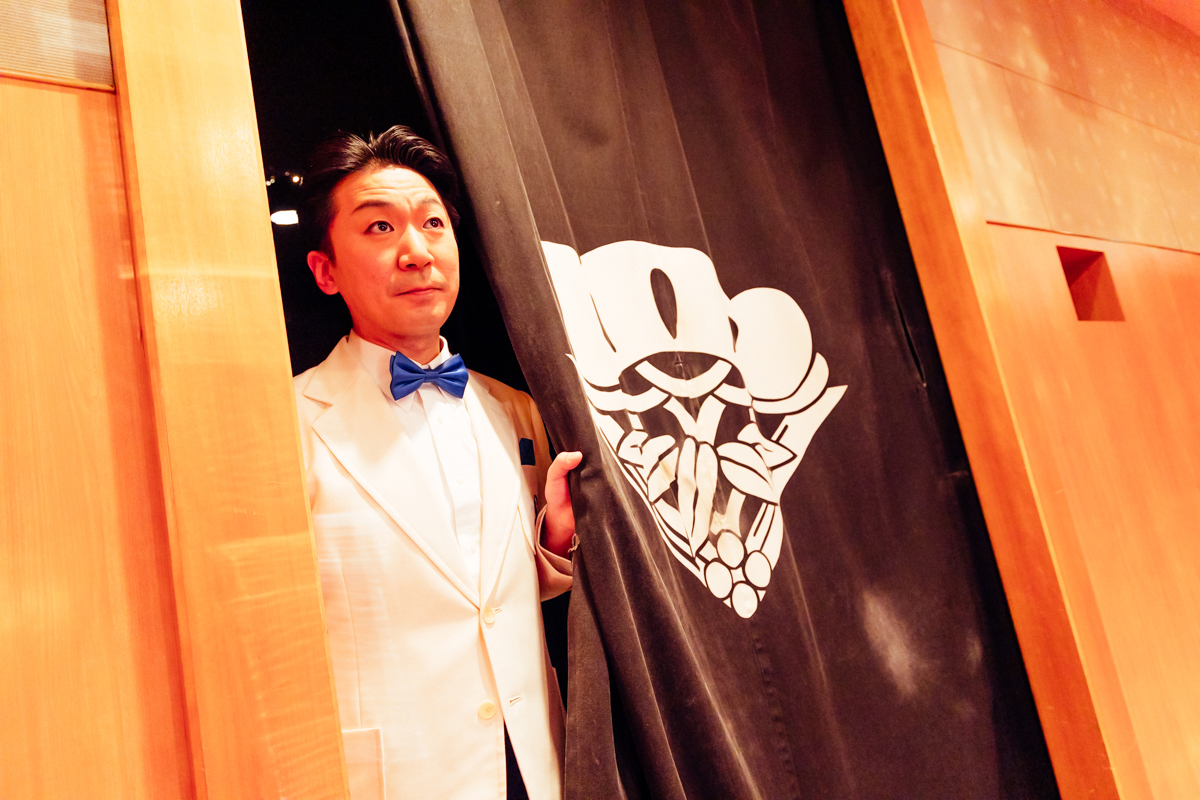 曽我廼家一蝶、揚幕には松竹の紋が染められている