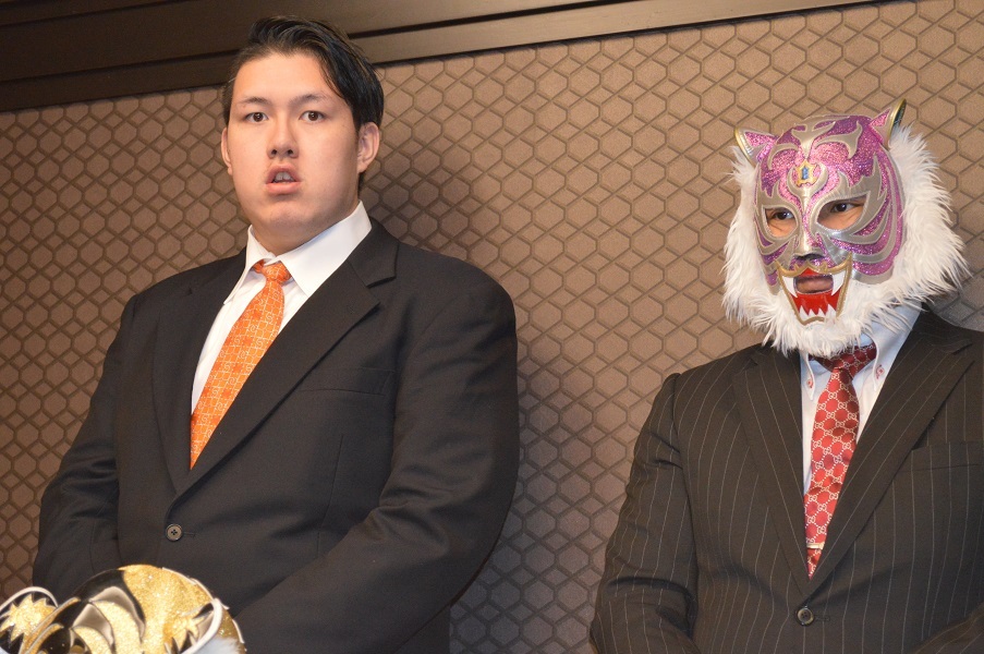 納谷幸男（写真左）とスーパー・タイガー（写真右）