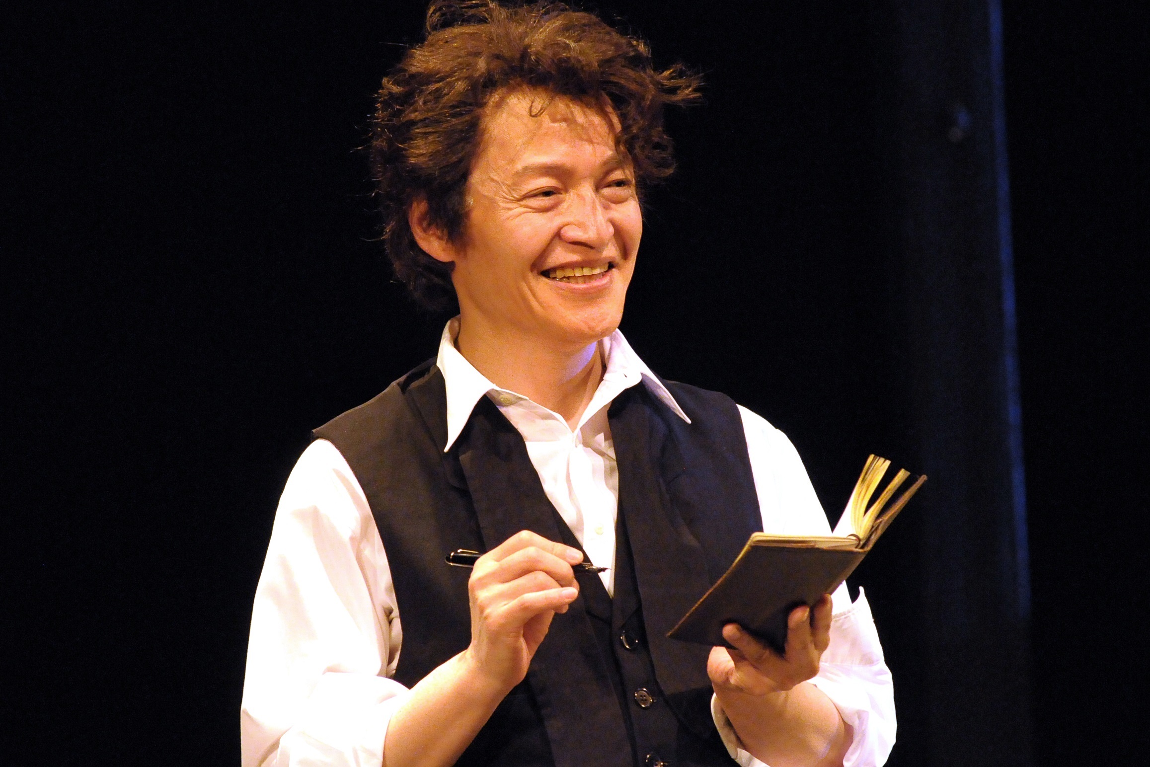 青年座公演『わが兄の弟』若きアントンを演じる横堀悦夫。 撮影／坂本正郁