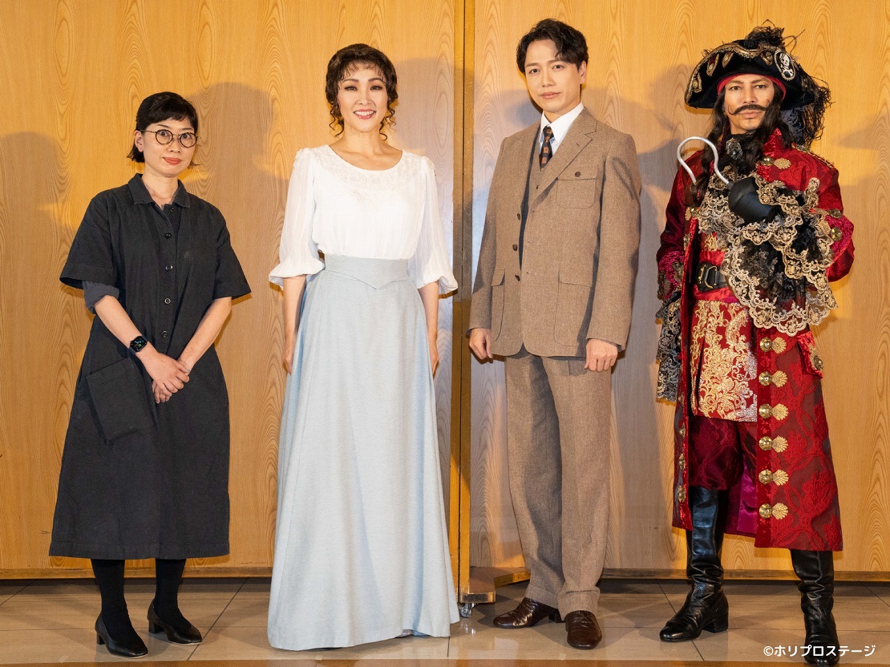 （左から）翻訳・演出：小山ゆうな、シルヴィア・デイヴィス役：濱田めぐみ、ジェームズ・バリ役：山崎育三郎、フック船長／チャールズ・フローマン役：武田真治