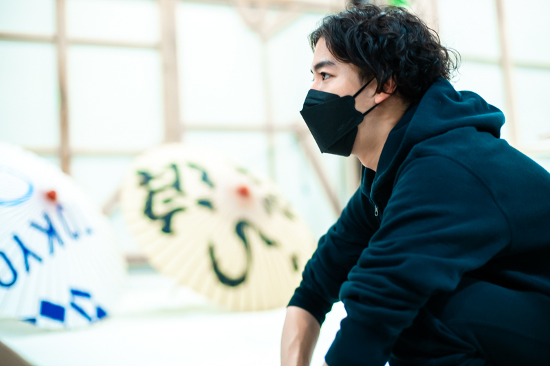 藤浪小道具さんとフランクにやりとりを重ね、丁寧にイメージを伝える。