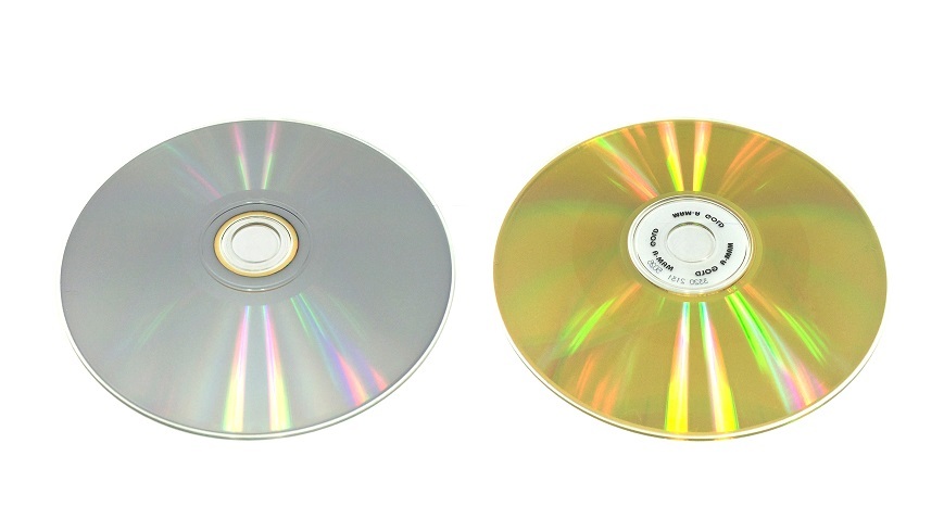 左：通常のディスク　右：純金仕様ゴールドディスク 