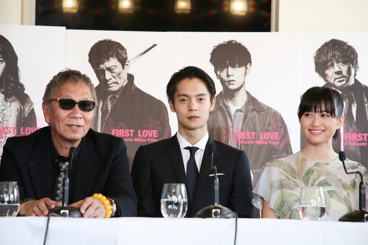 左から、三池崇史監督、窪田正孝、小西桜子 （C）Kazuko Wakayama