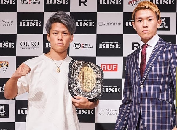 会見で拳に力を込める王者の門口佳佑（左）と挑戦者の魁斗