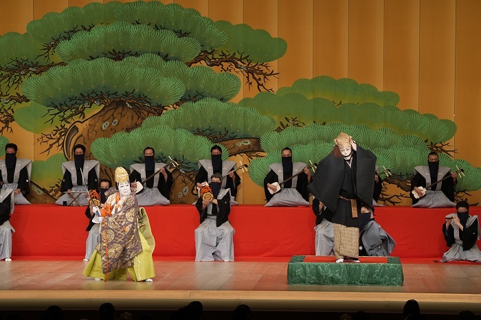 第二部『土蜘』（左より）源頼光=尾上菊五郎、叡山の僧智籌実は土蜘の精=尾上菊之助 ／(C)松竹