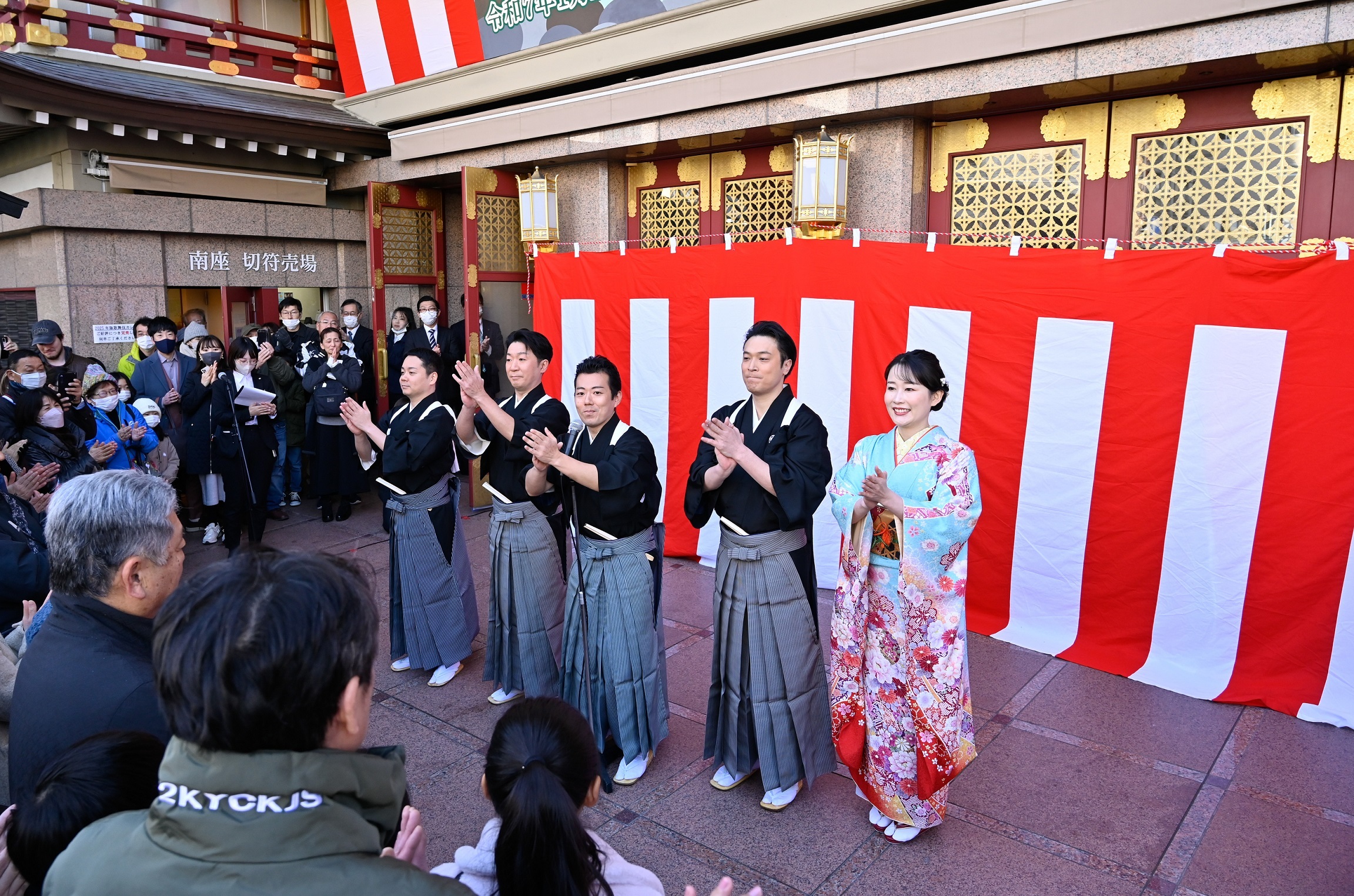 「しころ太鼓」左より、曽我廼家桃太郎、曽我廼家一蝶、藤山扇治郎、渋谷天笑、曽我廼家いろは