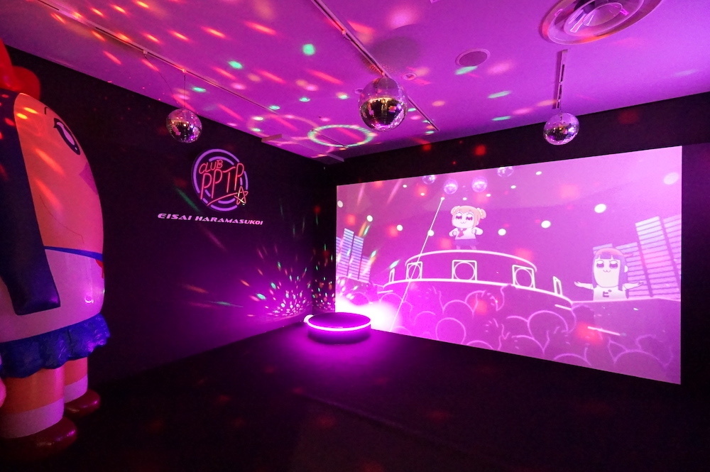 ミラーボールがまばゆいダンスフロア。
