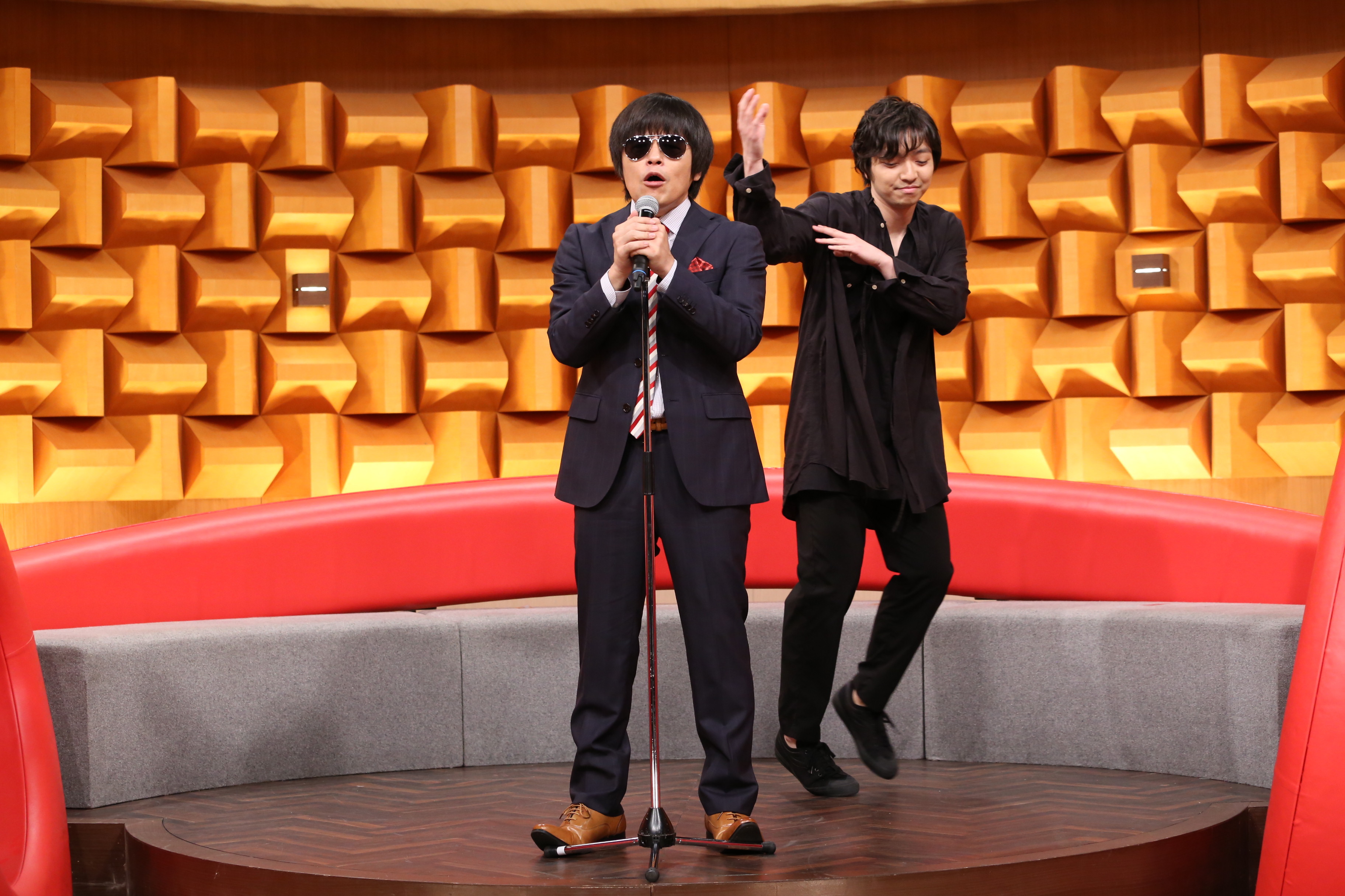 バカリズム、三浦大知 (C)NTV