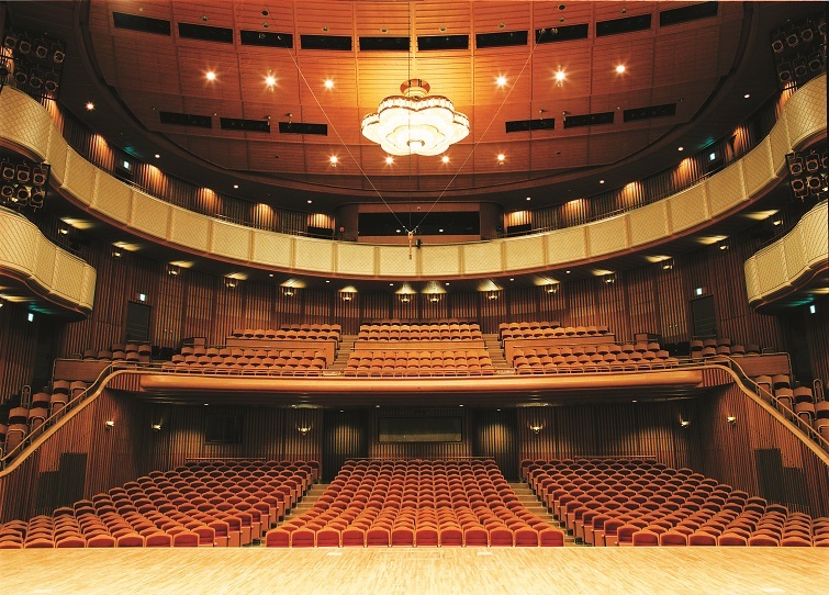 ザ・カレッジ・オペラハウス客席 　写真提供：大阪音楽大学