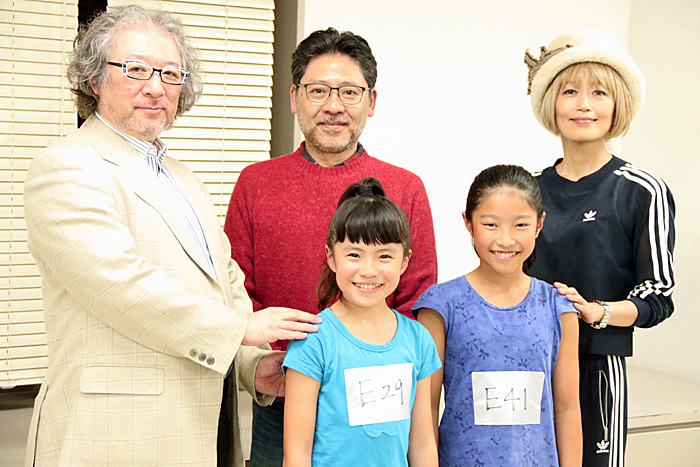 『アニー』2018合格発表にて【前列左から】新井夢乃、宮城弥榮 【後列左から】佐橋俊彦（音楽監督）、山田和也（演出）、広崎うらん（振付・ステージング）