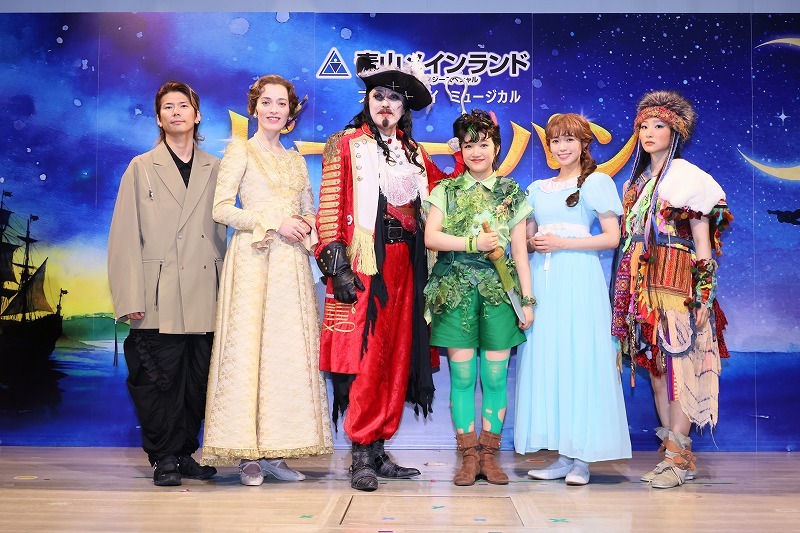 左より）演出・振付：長谷川 寧、ダーリング夫人役：太田緑ロランス、フック船長役：石井一孝、ピーター・パン役：山崎玲奈、ウェンディ役：山口乃々華、タイガー・リリー役：七瀬恋彩