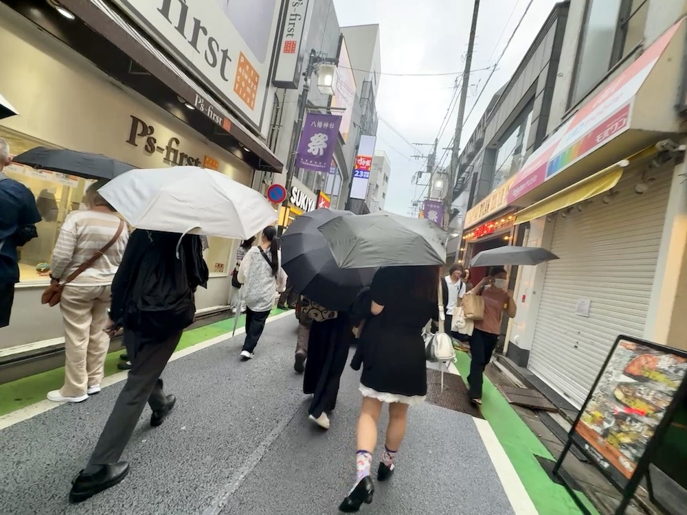 取材時はあいにくの小雨模様。でも傘をさしての散策も、また風情である。