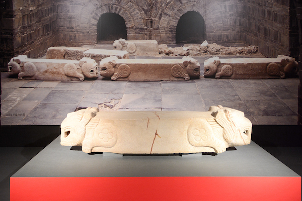 《虎形棺座（とらがたかんざ）》　三国時代（呉）・3世紀 南京市博物館蔵