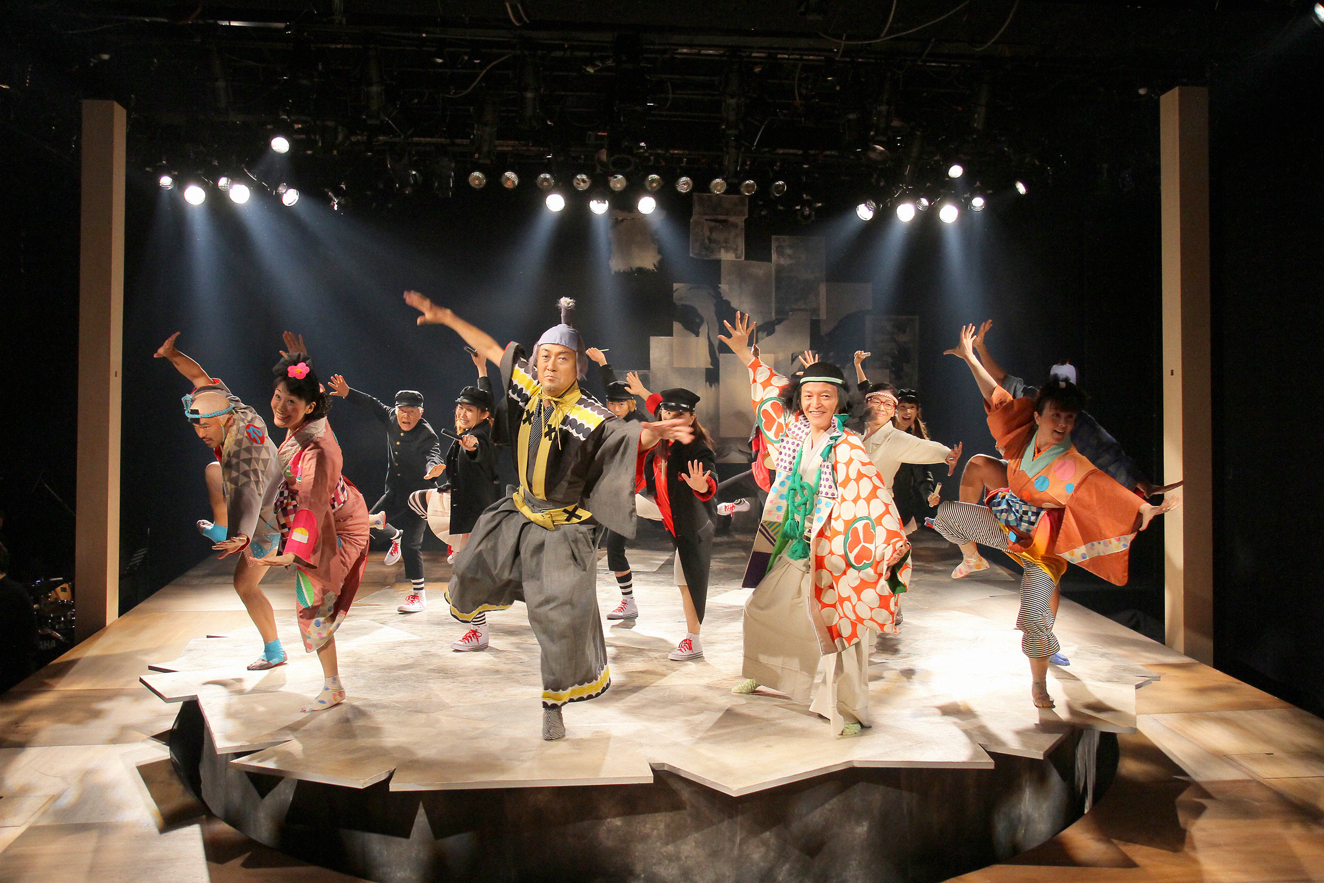 2016年『天一坊十六番』前列左から山﨑秀樹、安藤瞳、山路和弘、横堀悦夫、小林さやか