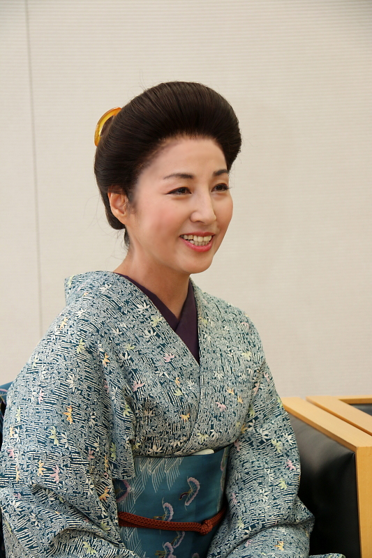 『頭痛肩こり樋口一葉』愛華みれ