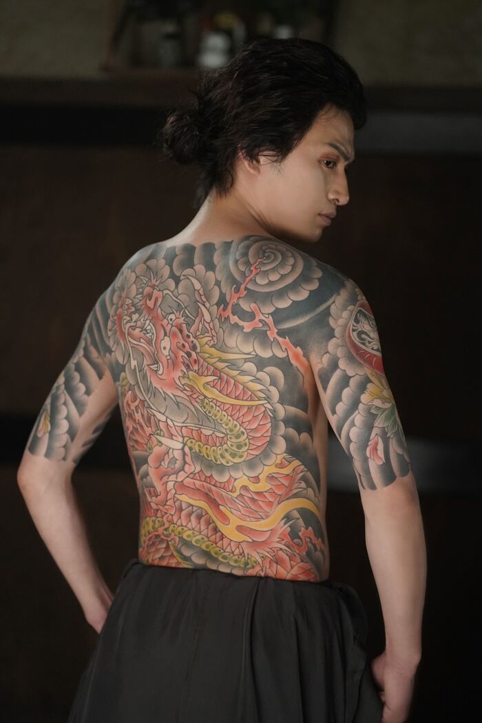 村田恭次（令和のヤクザ）＝坂本龍馬の登り龍の刺青が入った後ろ姿