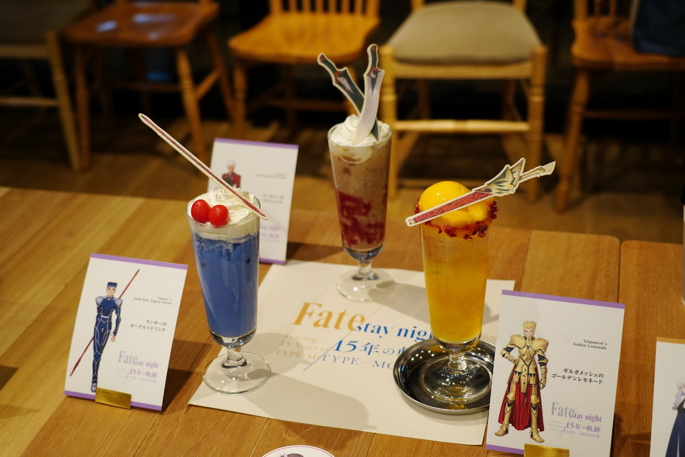 左からランサーのヨーグルトドリンク　880円（税抜）、アーチャーのチョコマーブルシェイク　880円（税抜）、ギルガメッシュのゴールデンレモネード　880円（税抜）、