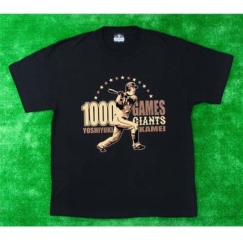 「亀井善行1000試合達成記念Tシャツ」（3,000円）