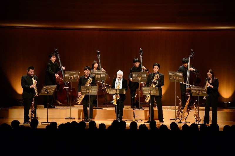 清水靖晃＆サキソノネッツ ステージ写真 (C)井上百代（Momoyo Inoue） ※2015年東京・オペラシティ公演／今回の出演メンバーとは異なります。