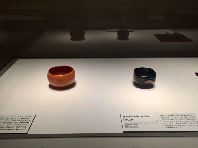 左：赤楽茶碗　銘　熟柿　本阿弥光悦　江戸時代　17世紀　サントリー美術館