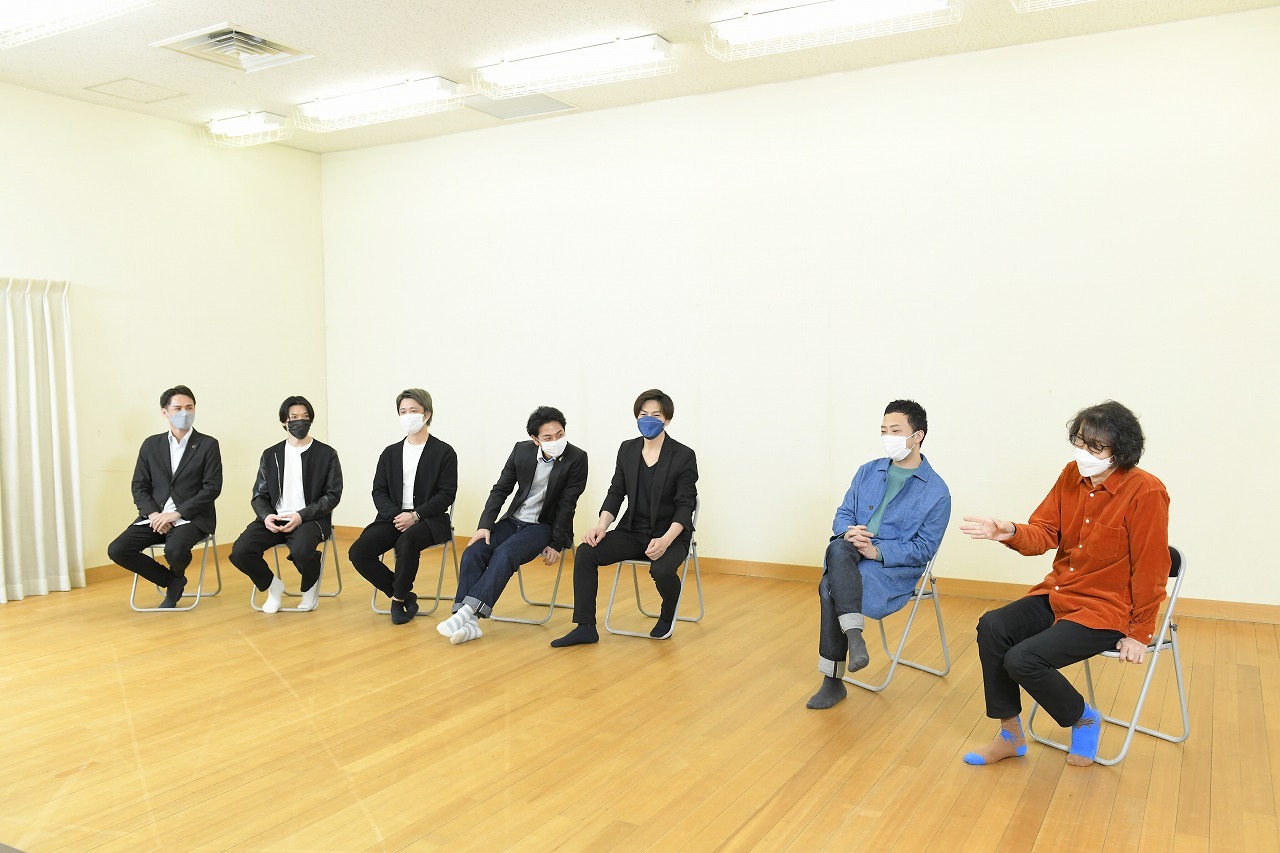 （左から）松原海児、穴井豪、下川真矢、石橋正高、市瀬秀和、市川猿之助、横内謙介