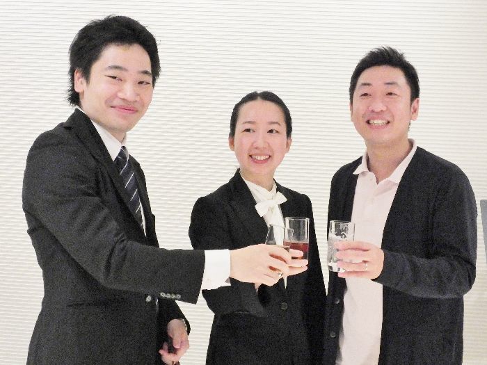 デビューコンサートを終えて「乾杯！」。左から熊倉優（3位）、沖澤、横山奏（2位）