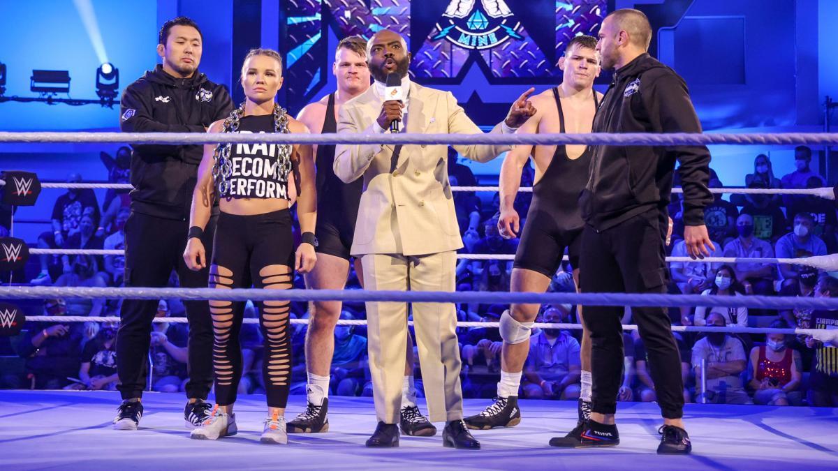 リング上を占拠する「ダイヤモンド・マイン」メンバー (c)2021 WWE, Inc. All Rights Reserved