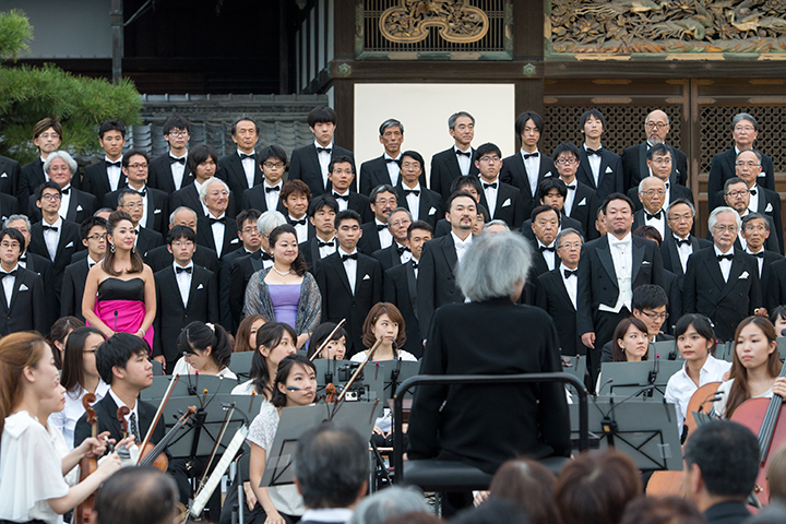 京響コーラスとOMF合唱団の合同メンバーに、4人のソリスト（醍醐園佳・ソプラノ、藤井麻美・アルト、安賜勲・テノール、伊藤貴之・バリトン） Photo：M.Terashi/TokyoMDE