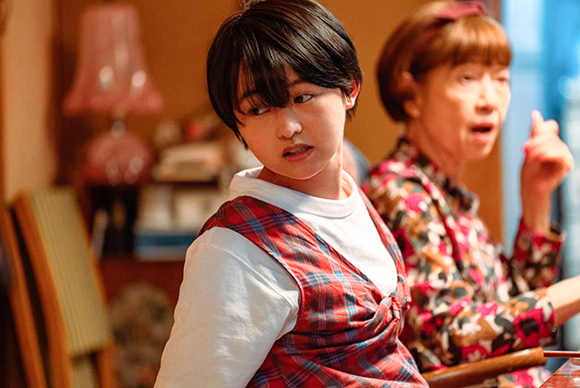 伊藤万理華演じる篠原睦美　映画『そばかす』 （C）2022「そばかす」製作委員会