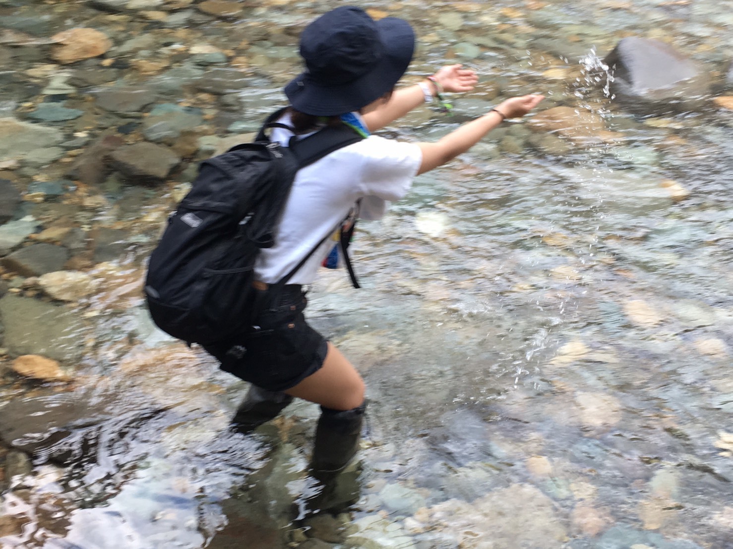 水辺でキャッキャする画を狙うも、なんか違う