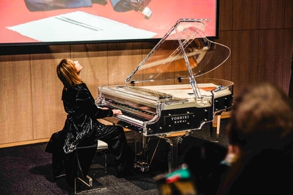YOSHIKIのクリスタルピアノ、チャリティーオークションにて4000万円で落札